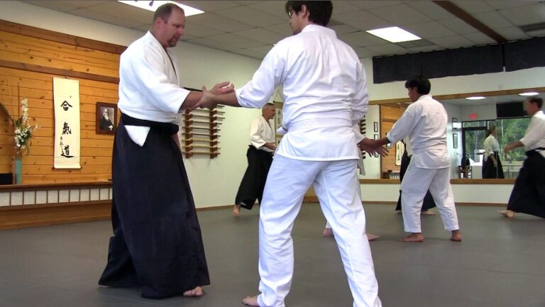 Students training at Kimusubi Aikido